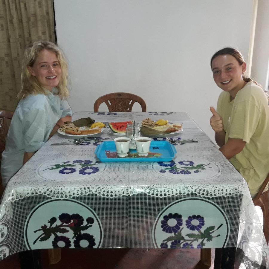 Colonial Surfing Villa Hostel & Home Stay Мидигама Ийст Екстериор снимка